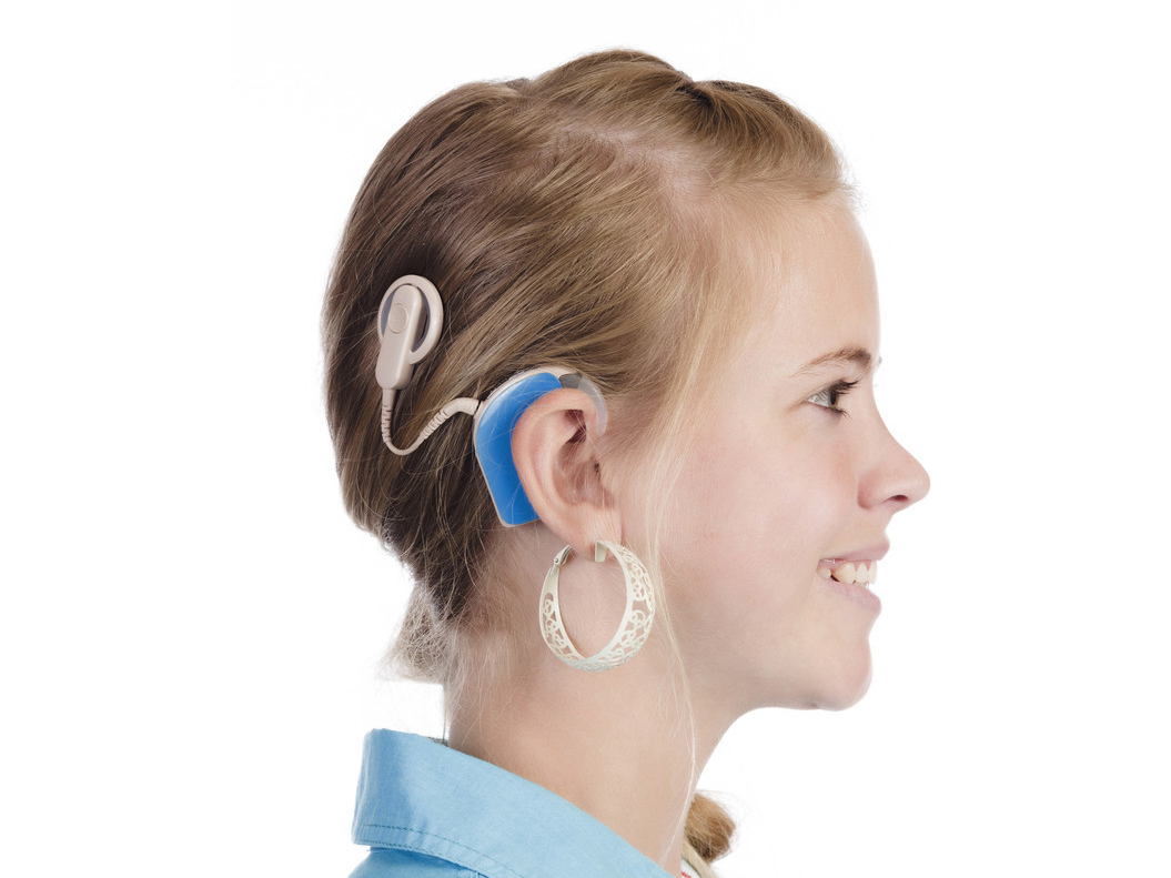 孩子戴上人工耳蜗图片-图库-五毛网